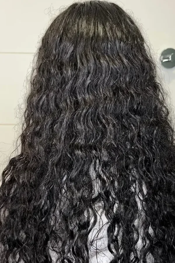 Cabelo muito cacheado antes do alisamento
