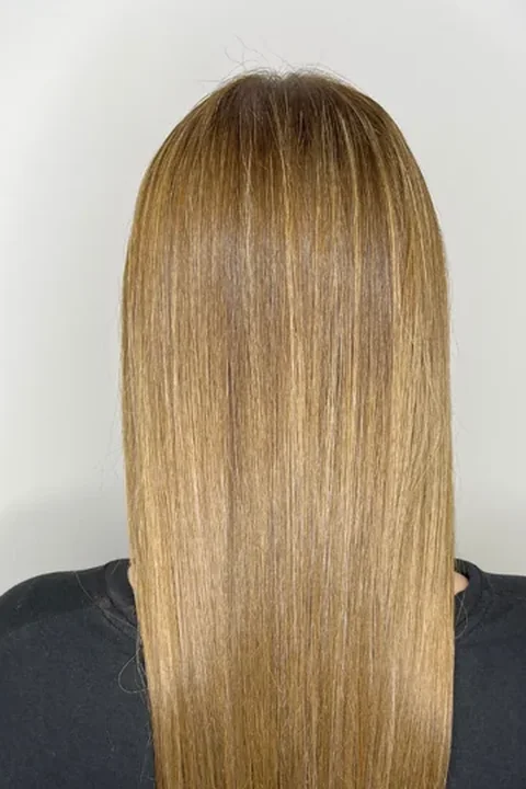 Cabelo castanho claro depois do tratamento com proteínas líquidas