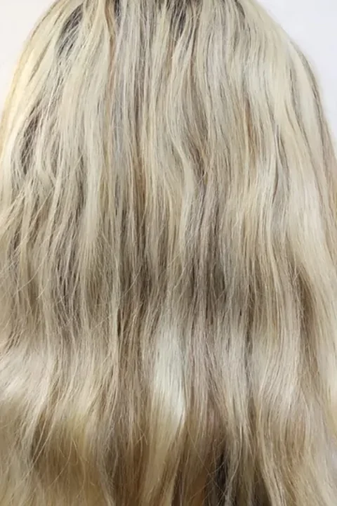 Cabelo loiro com madeixas antes do tratamento com proteínas líquidas