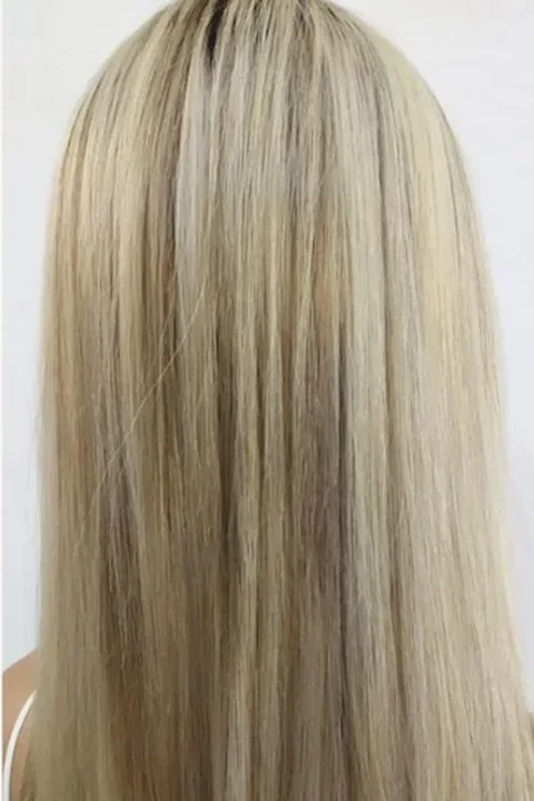 Cabelo loiro com madeixas depois do tratamento com proteínas líquidas